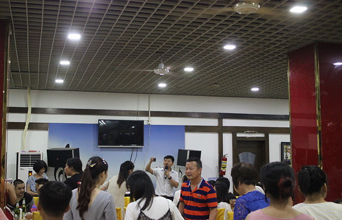 黄总及黄港同家人们一起举杯